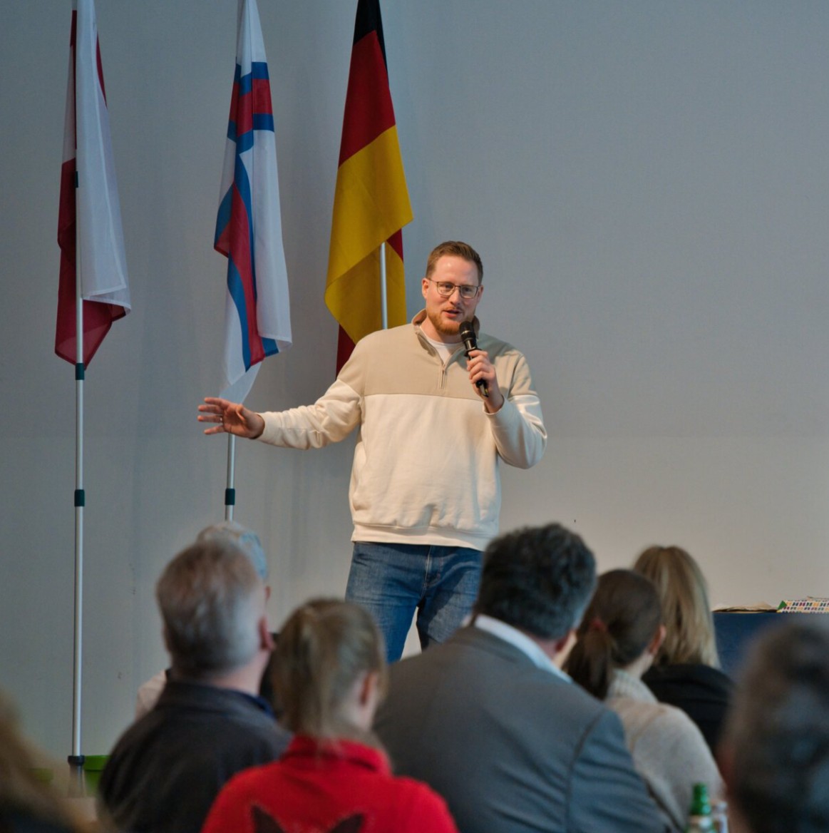 Markus Schumacher beim Sprechen auf einer Bühne
